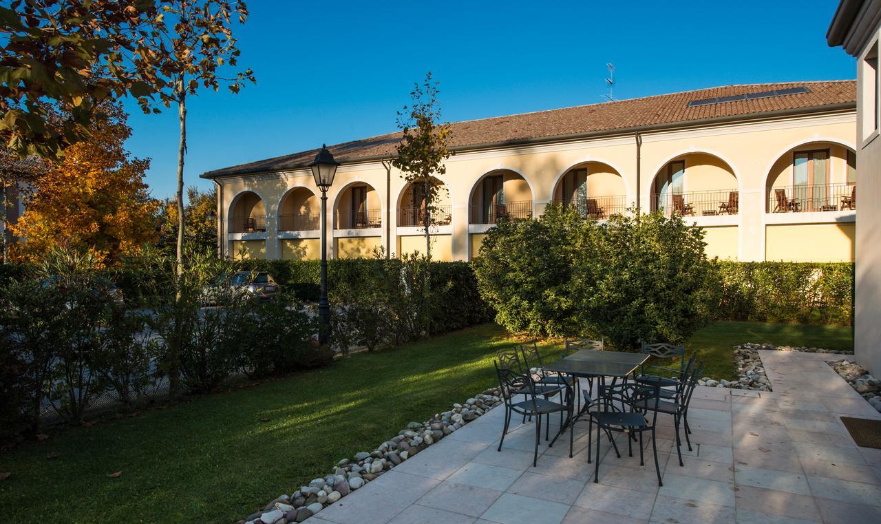 Hotel Villa Dei Carpini Одерцо Екстер'єр фото